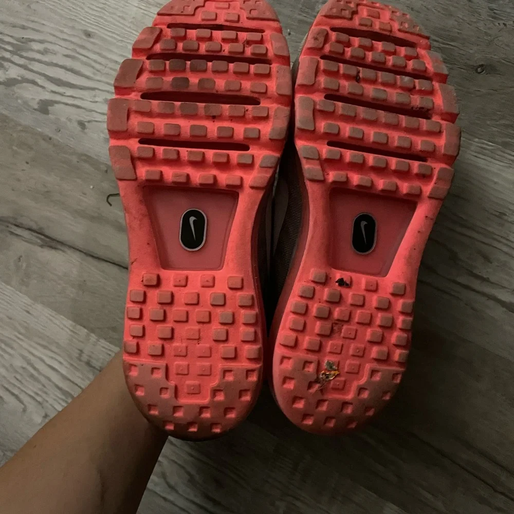 Women’s Nike Air Max Gray Red Sneakers Size 9.5 | Cushioned Running Style
